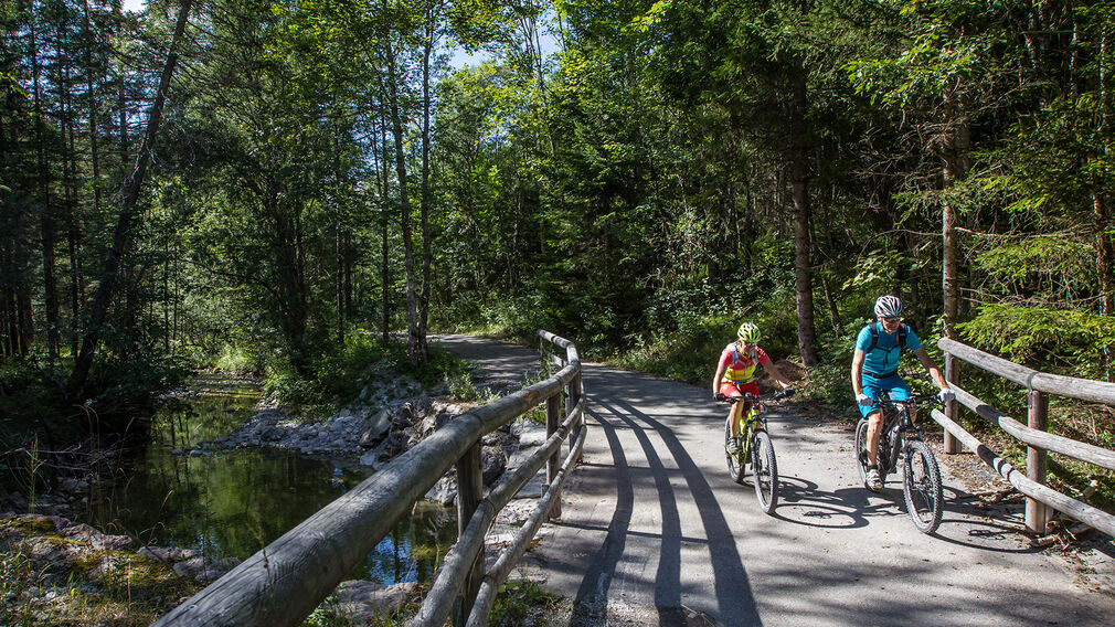 two mountain bikers - on the way on the Rotwandalm towards Bächental and Sylvensteinstausee