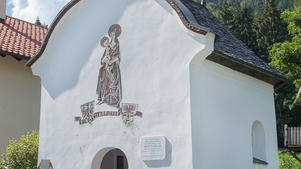 die Feldererkapelle steht direkt an der Dorfstraße in Wiesing, im Ortsteil Erlach