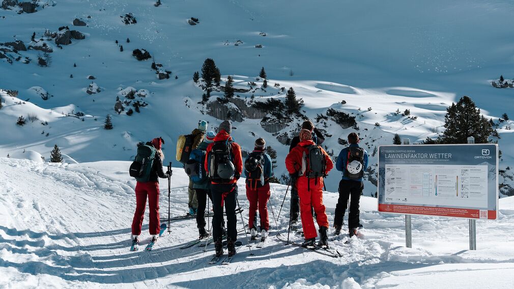 Wintersportler erhalten auf dem Tourenlehrpfad Rofan wichtige Informationen rund um das Thema Lawinen - Station 4.