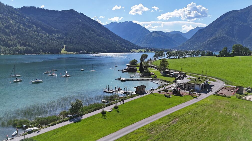 SUP rental and courses are offered at the Water sports centre Achensee - Buchau.