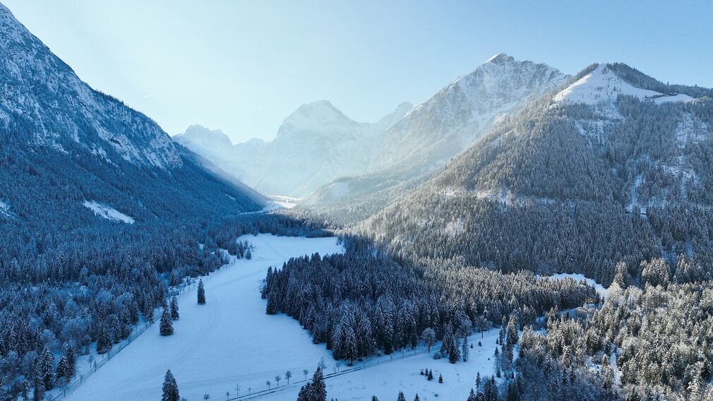 Pertisau – Blick ins Falzthurntal und auf die frisch gespurte Loipe Falzthurn–Gramai.