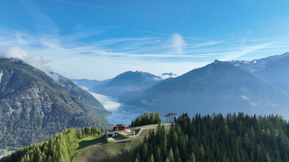 Blick zum Zwölferkopf mit Bergstation und Alpengasthaus, darunter der Achensee
