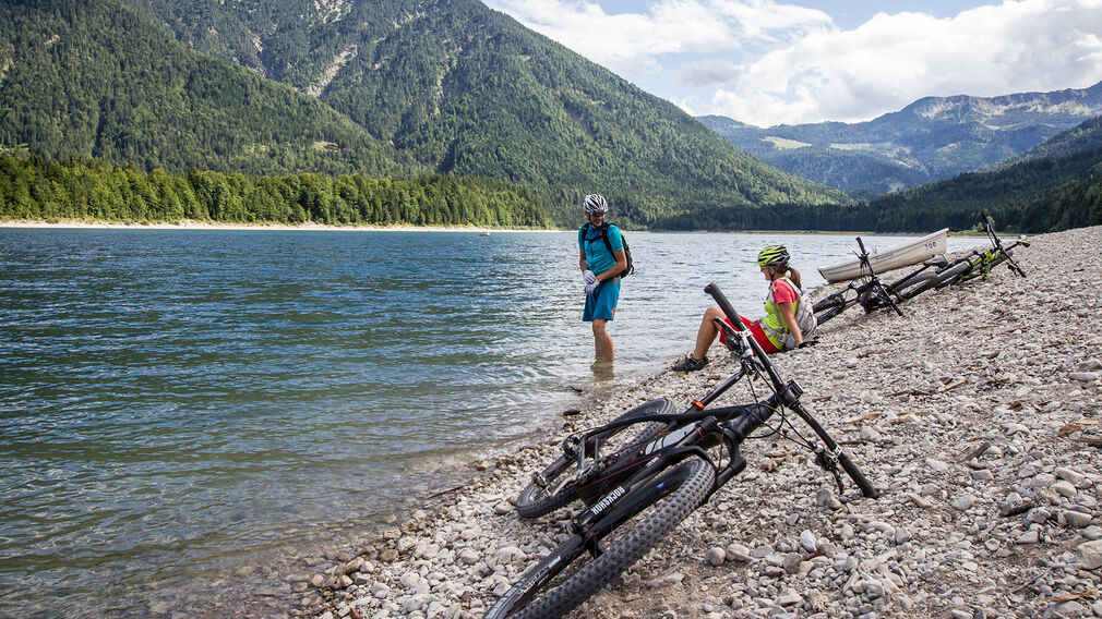 two mountain bikers - on the way on the Rotwandalm towards Bächental and Sylvensteinstausee