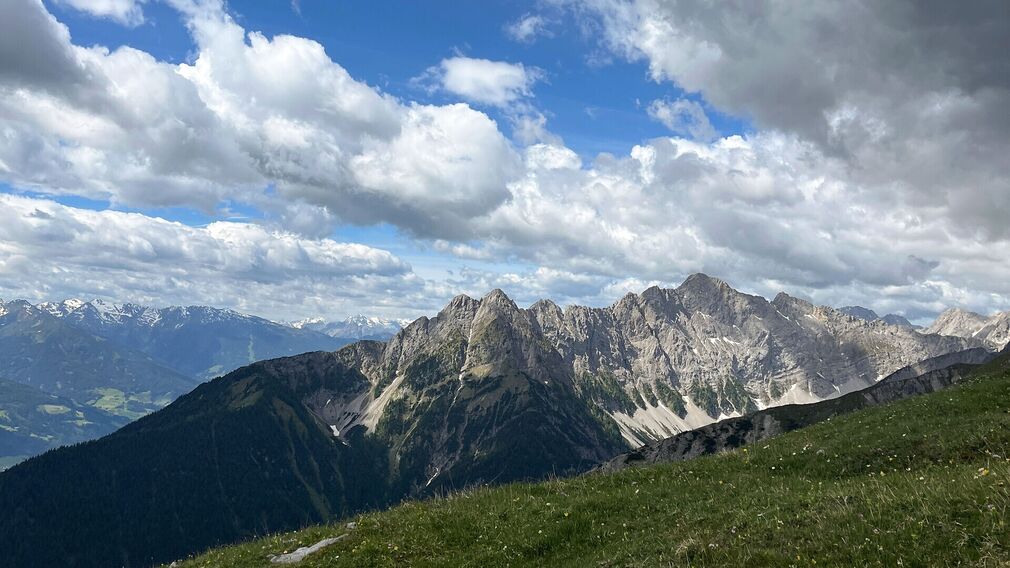 Auf dem Weg zum Stanser Joch mit Blick auf den Achensee, den Zwölferkopf und Pertisau.