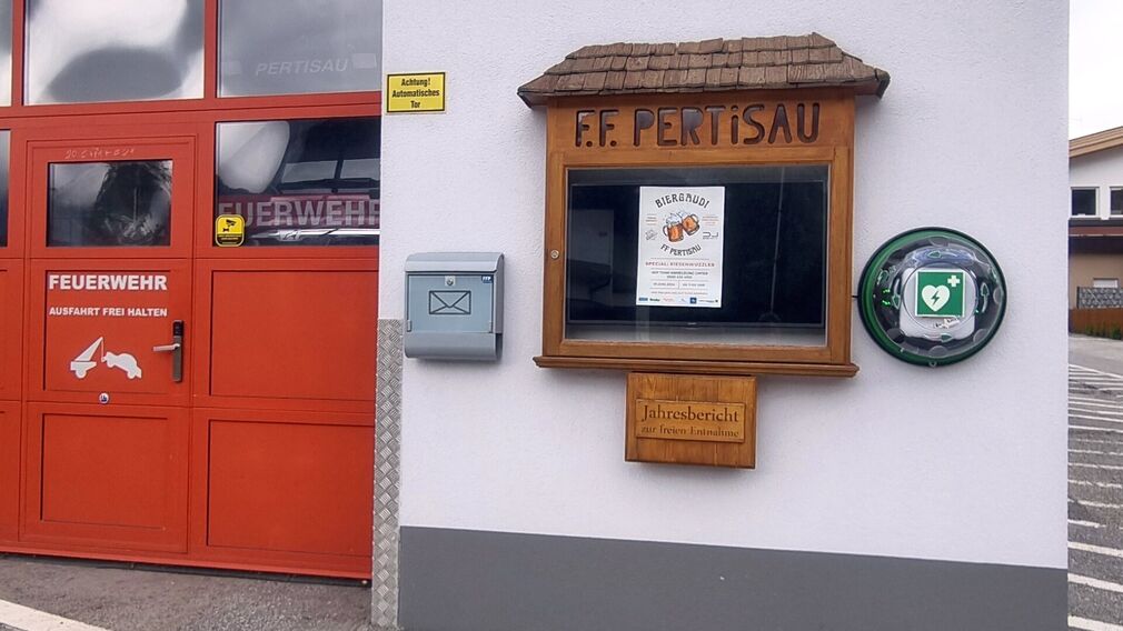 Defibrillator am Gebäude der Freiwilligen Feuerwehr Pertisau.