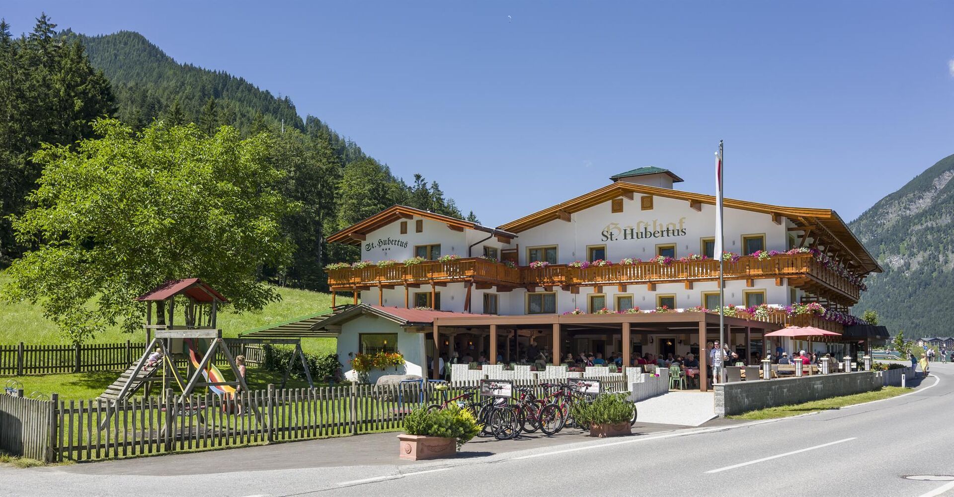 Gasthof St. Hubertus - Hausansicht Sommer