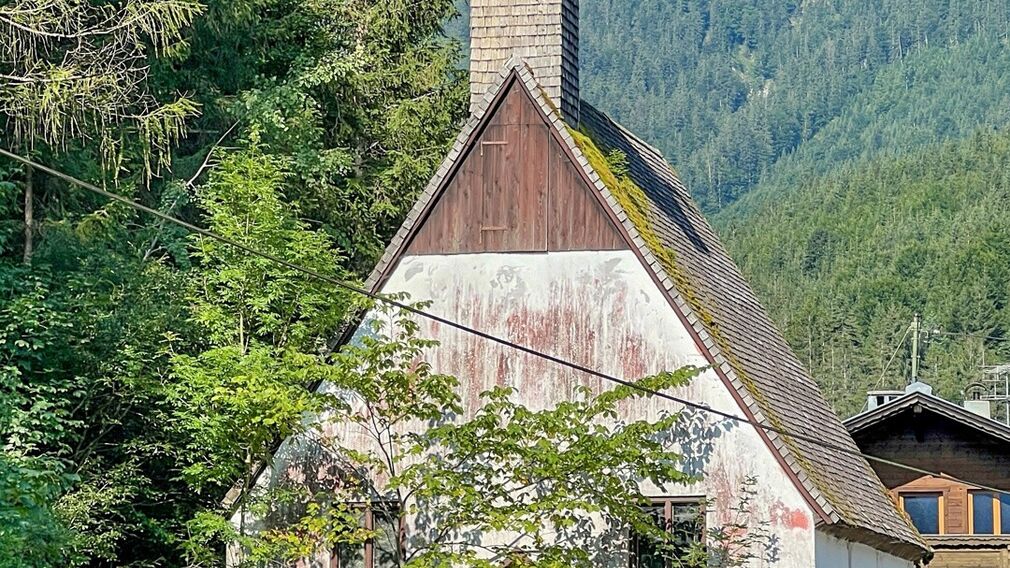 two mountain bikers - on the way on the Rotwandalm towards Bächental and Sylvensteinstausee