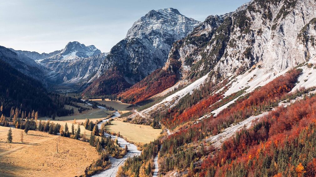 Im Herbst leuchtet das Falzthurntal in warmen Rot- und Goldtönen. Blick zum Talschluss mit Gramai Alm, rechts das markante Sonnjoch.