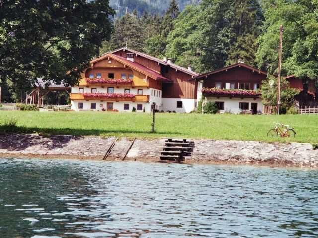 Blick-vom-See-auf-den-Stiedlhof.jpg