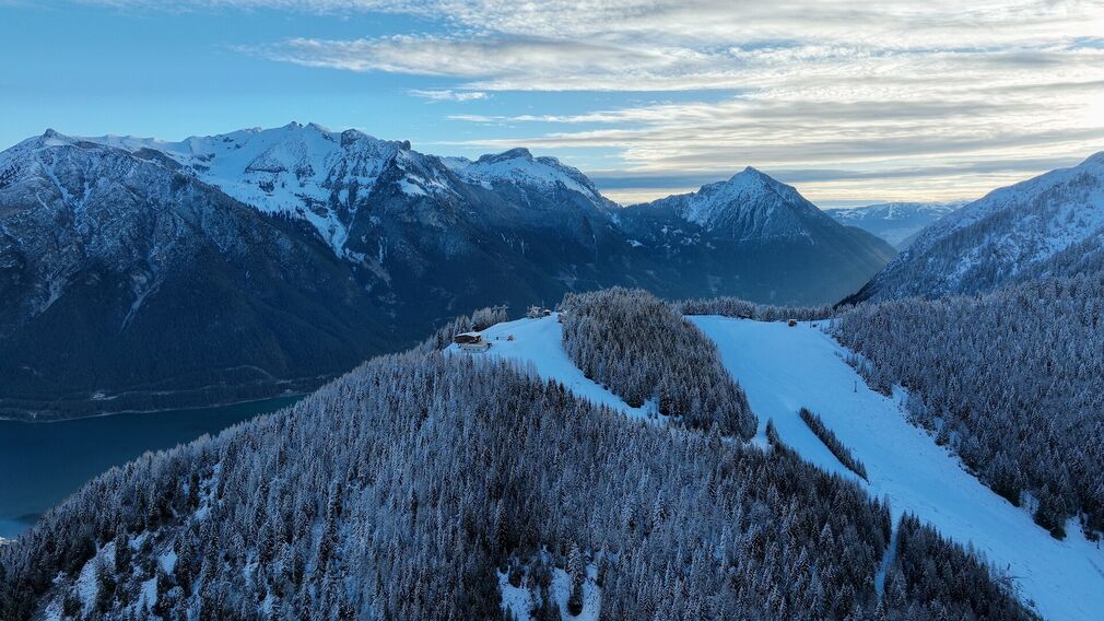 Blick zum Zwölferkopf mit Bergstation und Alpengasthaus, darunter der Achensee