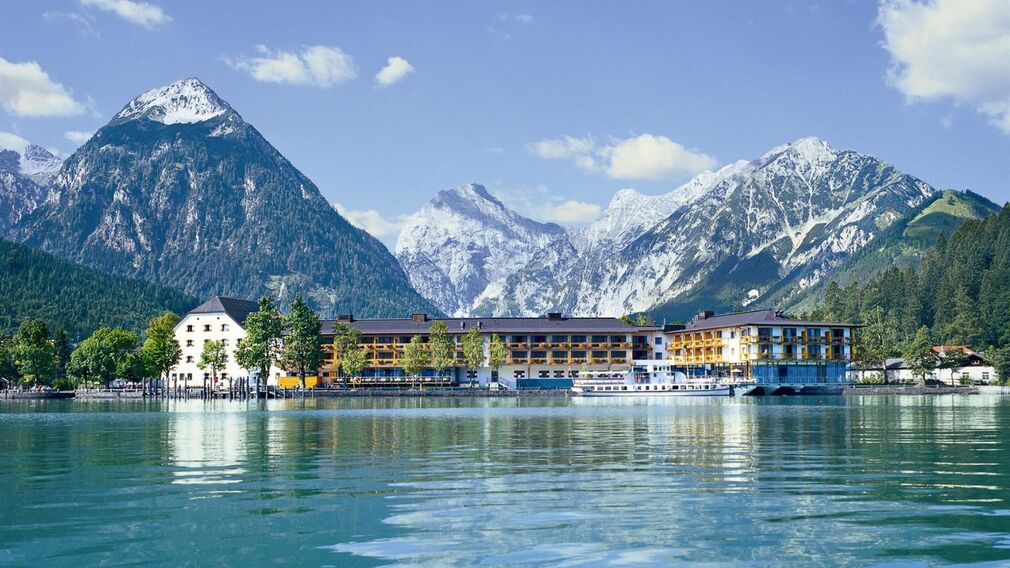Hotel Teilansicht im Winter