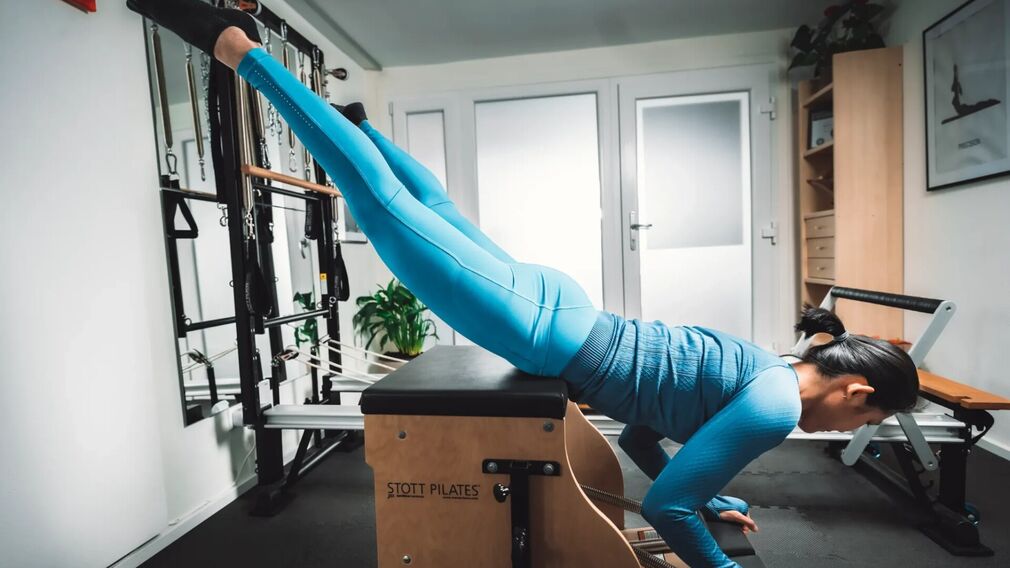 Pilates class at Lake Achensee using the Reformer to strengthen the core