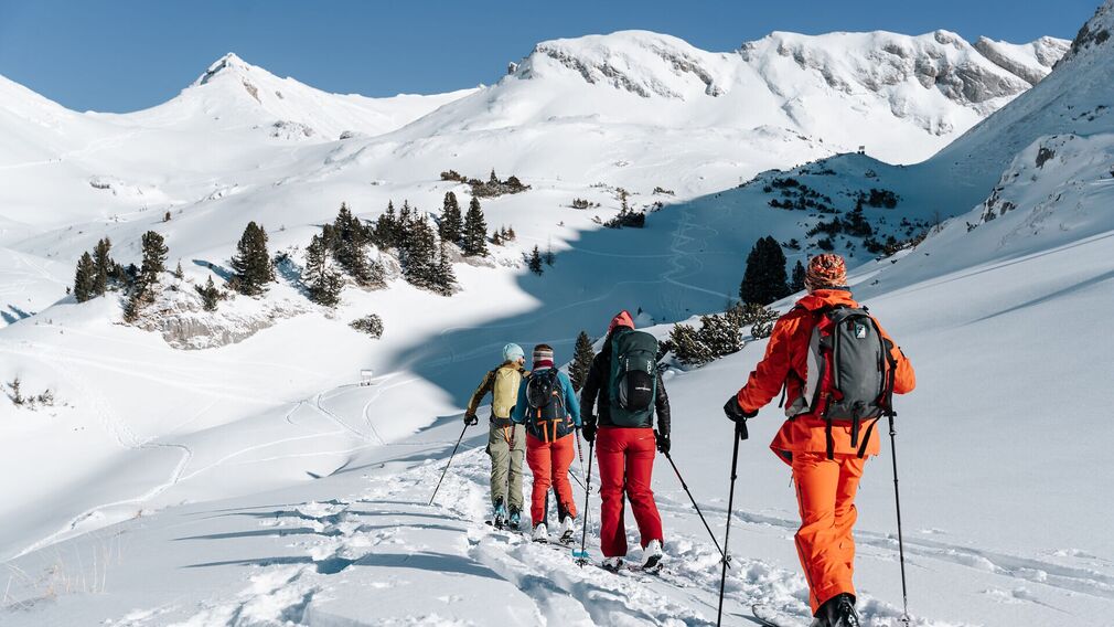 Wintersportler erhalten auf dem Tourenlehrpfad Rofan wichtige Informationen rund um das Thema Lawinen - Station 4.
