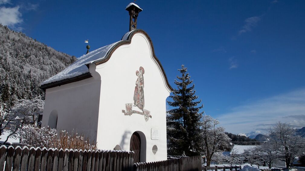 die Feldererkapelle steht direkt an der Dorfstraße in Wiesing, im Ortsteil Erlach