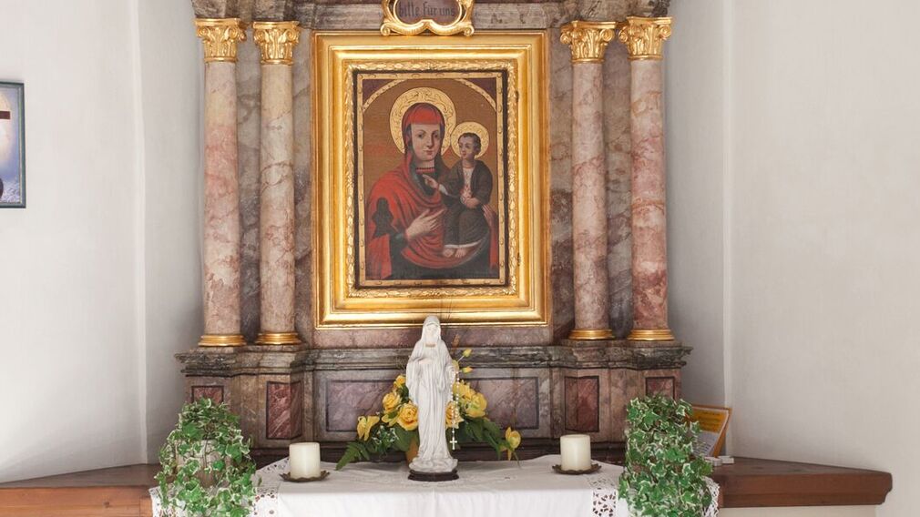 die Feldererkapelle steht direkt an der Dorfstraße in Wiesing, im Ortsteil Erlach
