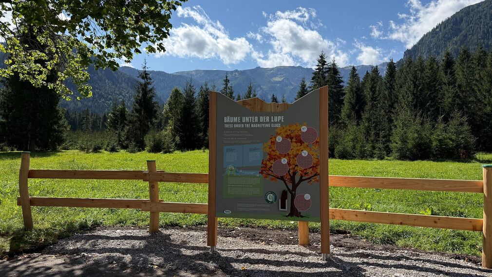 Willkommenstafel & Kugelautomat am Entdeckerpfad Pertisau
