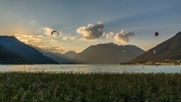 kitesurfers at the lake in Maurach - view of the opposite village of Pertisau