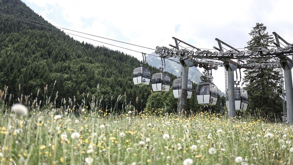 Karwendel-Bergbahn – Ankunft an der Bergstation mit Blick auf den Achensee und das umliegende Bergpanorama.