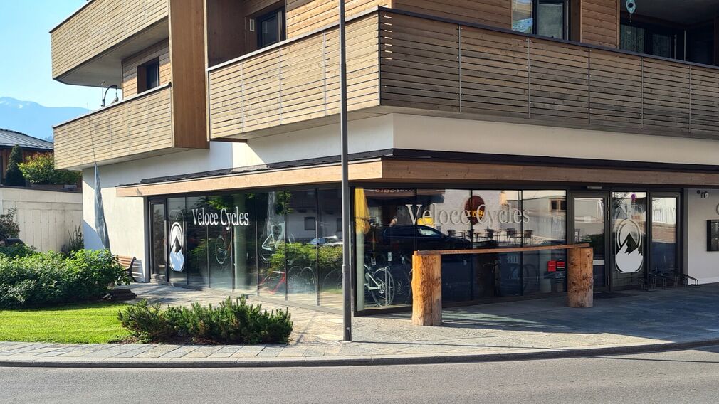 Veloce Cycles im Ortszentrum von Wiesing