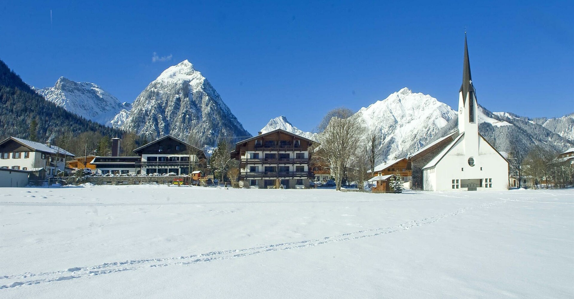 Ost-Aussenansicht-im-Winter.jpg