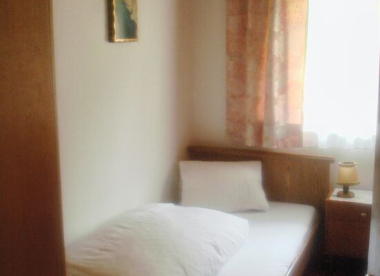 Einzelzimmer mit Dusche und WC 1