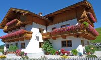 Tratlhof Außenansicht im Sommer