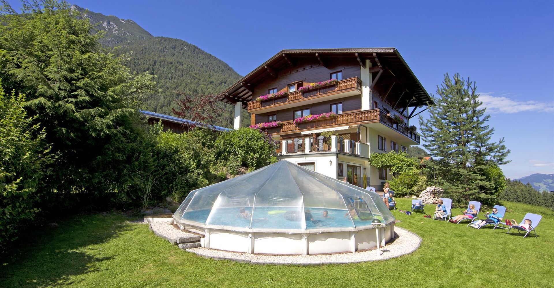 Pool und Liegewiese im Sommer