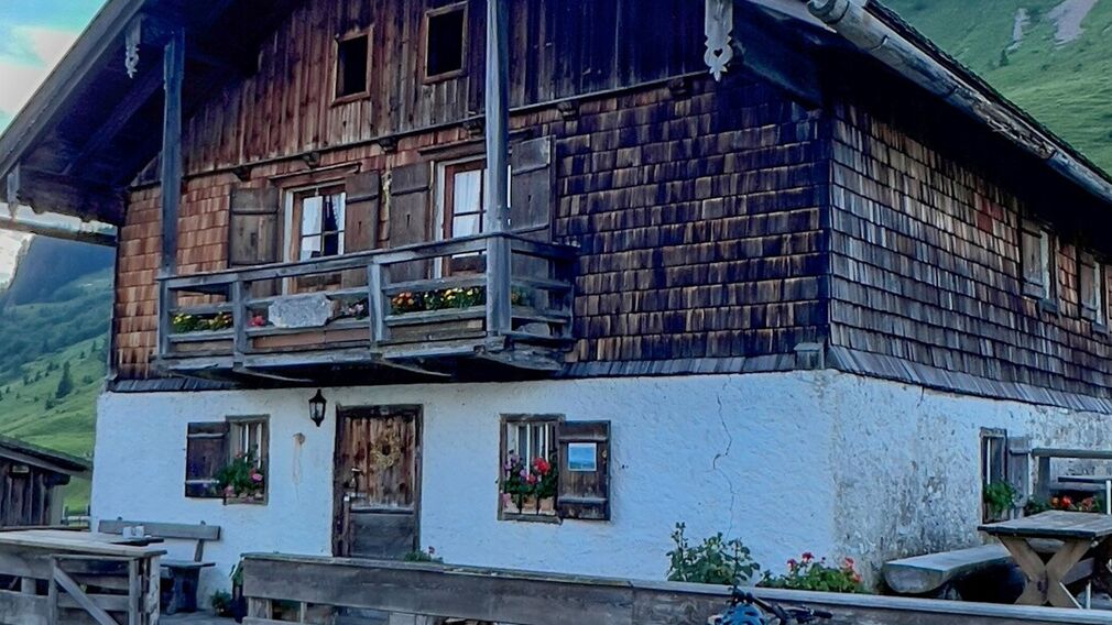 two mountain bikers - on the way on the Rotwandalm towards Bächental and Sylvensteinstausee
