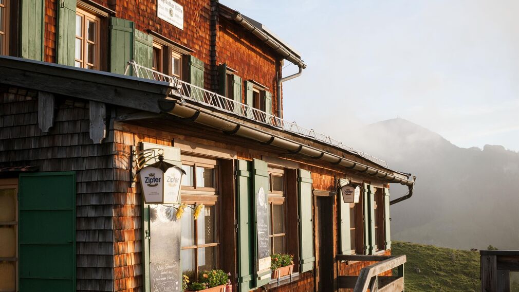 Bayreuther Hütte Morgensonne