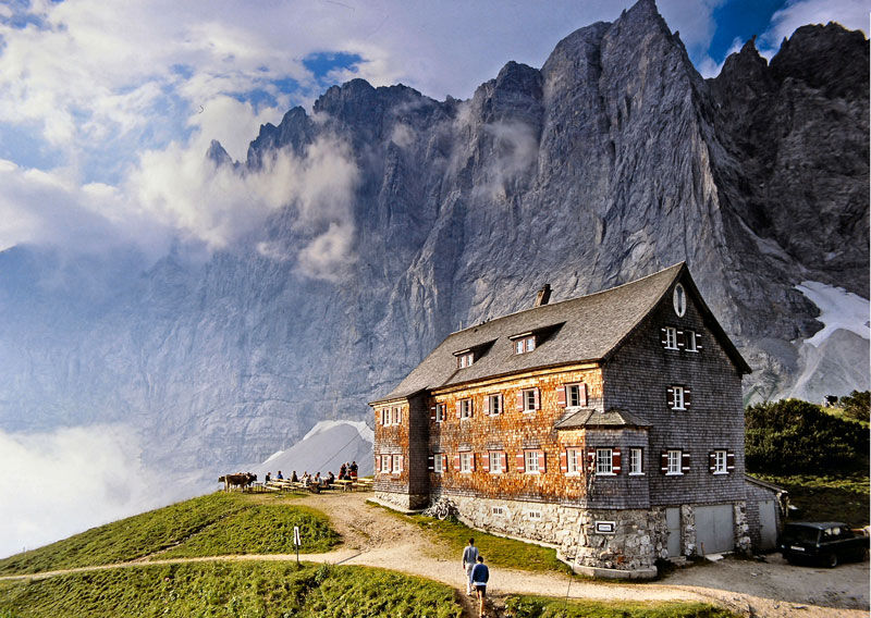 die Falkenhütte liegt vor den imposanten Laliderer Wänden