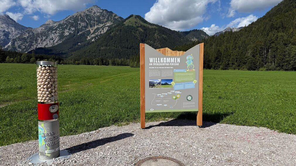 Willkommenstafel & Kugelautomat am Entdeckerpfad Pertisau