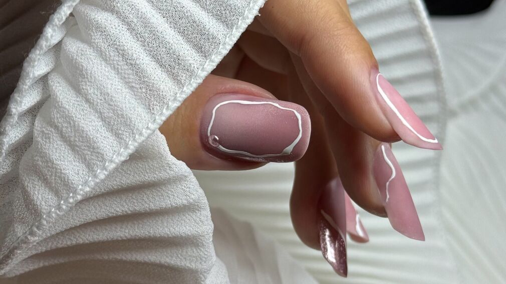 logo flower nails & pedicure