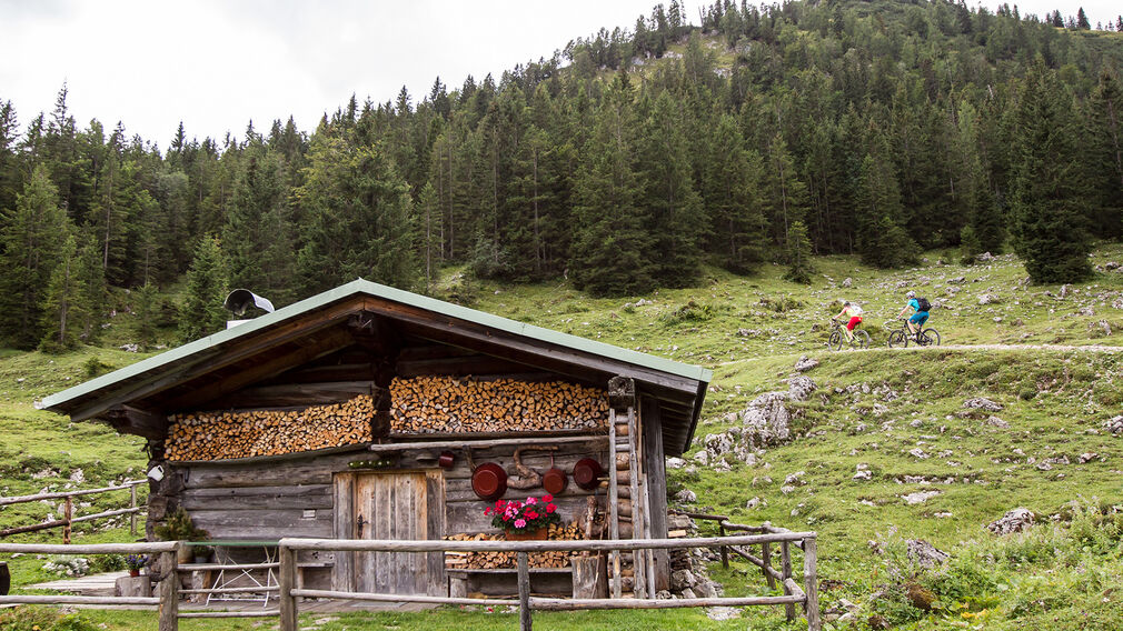 two mountain bikers - on the way on the Rotwandalm towards Bächental and Sylvensteinstausee