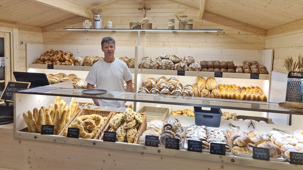 Master baker Siegfried Danler at the Achensee Naturbäckerei, newly opened in February 2026.