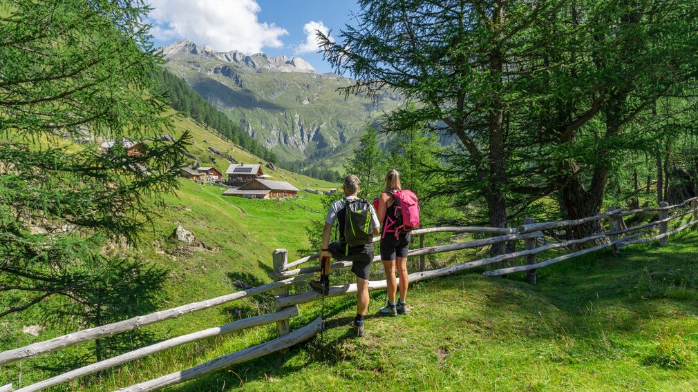 wandern-glocknerkrone-etappe1-sudetendeutsche-huette-mit-see-august23-c-peter-maier_TVB Osttirol_Peter Maier_Kals am Großglockner.jpg