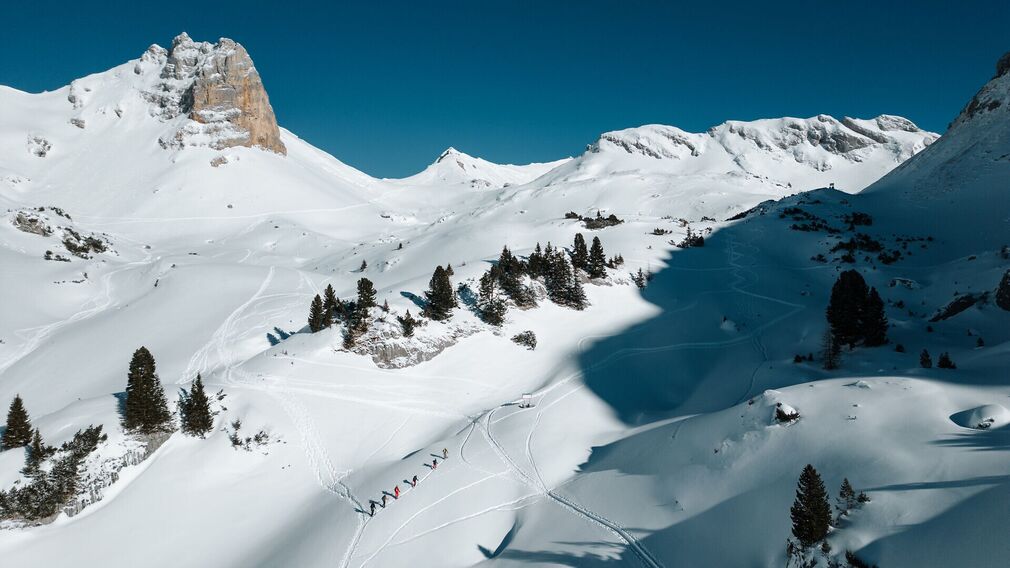 Wintersportler erhalten auf dem Tourenlehrpfad Rofan wichtige Informationen rund um das Thema Lawinen - Station 4.