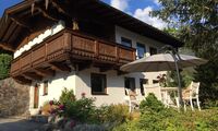 Hausansicht mit Eingang und Garten mit Terrasse