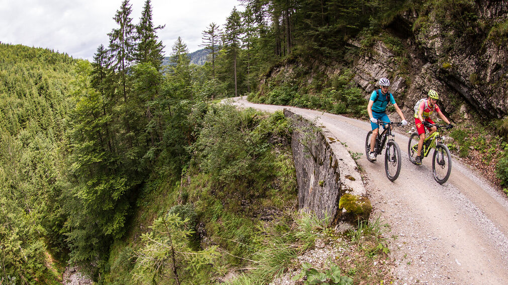 two mountain bikers - on the way on the Rotwandalm towards Bächental and Sylvensteinstausee