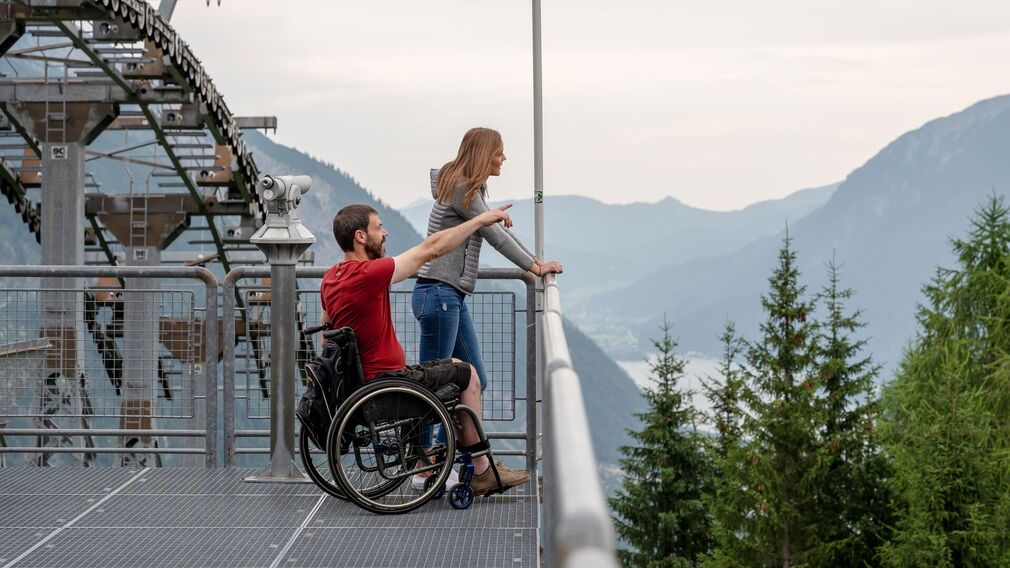 Karwendel-Bergbahn – Ankunft an der Bergstation mit Blick auf den Achensee und das umliegende Bergpanorama.