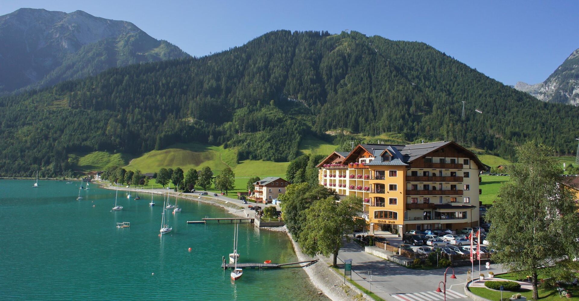 Hotel Außenansicht Sommer