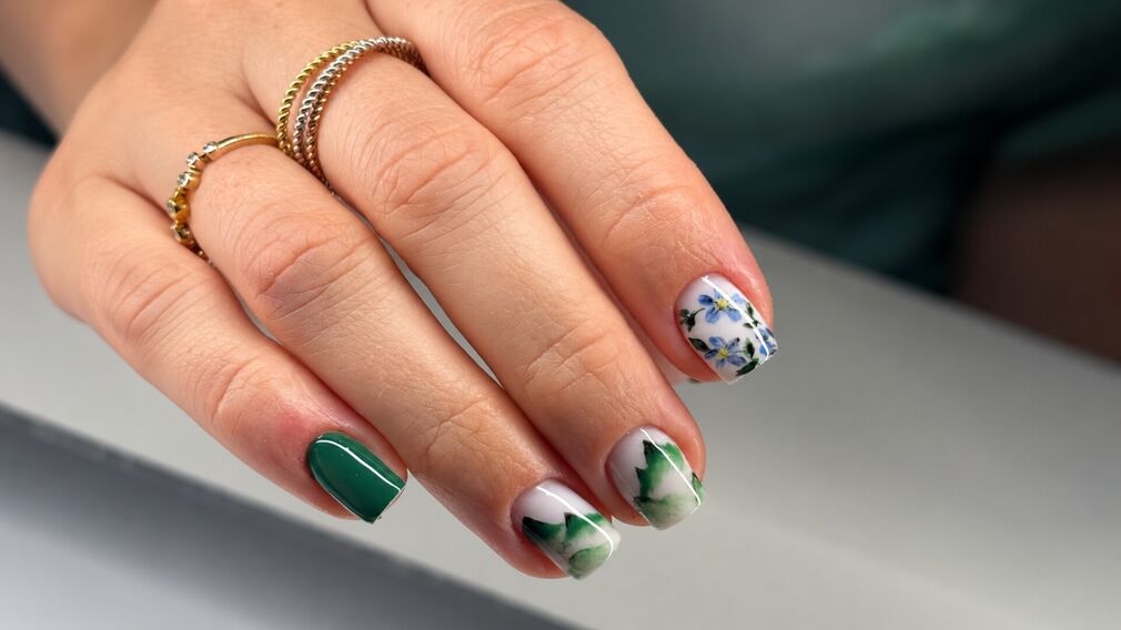 logo flower nails & pedicure