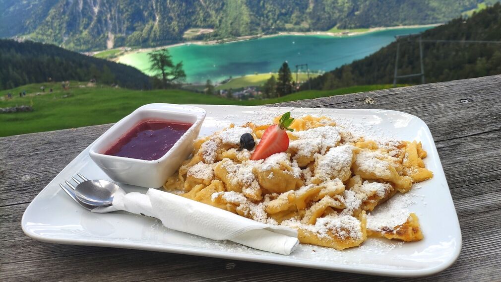 mountain hut "Dalfaz Alm" with a view of the Karwendel mountains