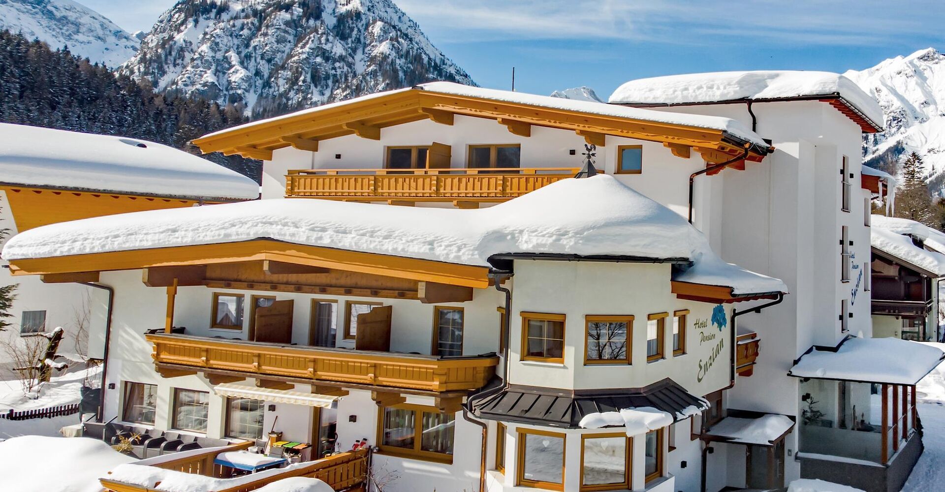 Hotel Enzian - Außenansicht Winter
