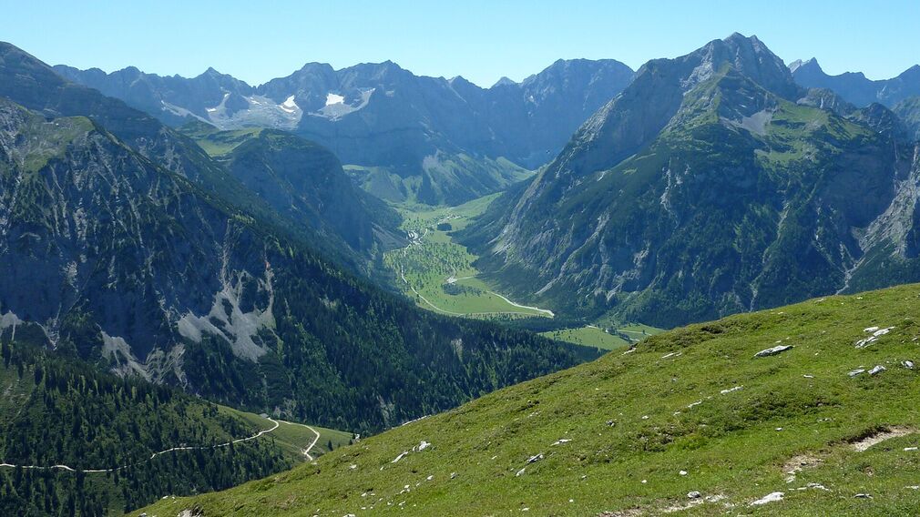 Ausblick vom 1.935 Meter hohen Gipfel des Satteljoch in Richtung Achensee und zur Plumsjochhütte