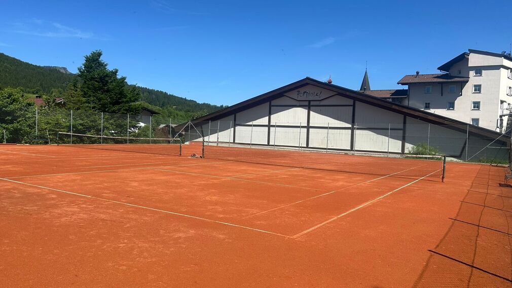 Die Tennisanlage im Posthotel Achenkirch verfügt über zwei Outdoor-Sandplätze und zwei Hallenplätze.