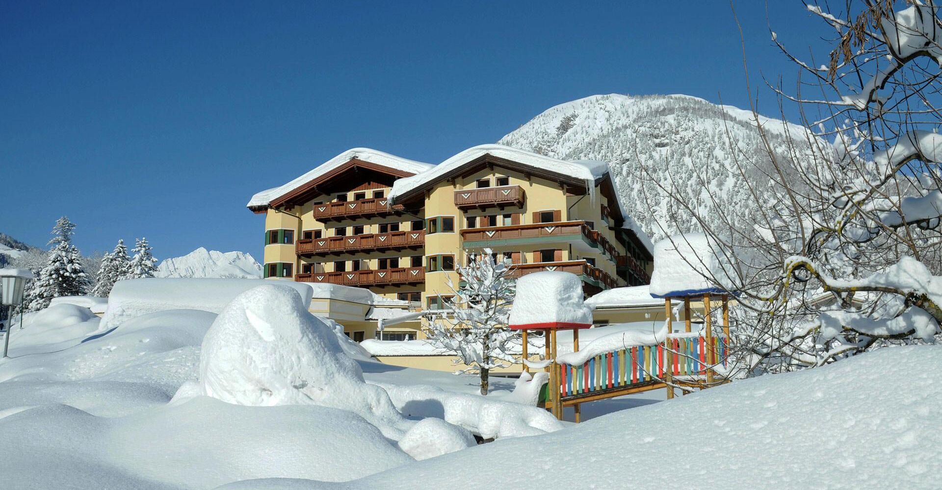 Außenansicht Hotel Das Pfandler im Winter
