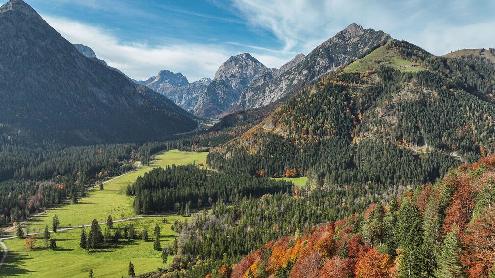 im Falzthurntal - in der Bildmitte der mächtige Gipfel des Sonnjoch