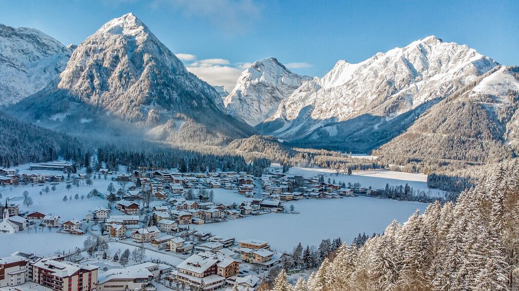 Pertisau im Winterkleid – rechts die große Wiese, auf der Sonnenrunde und Hundeloipe präpariert werden.