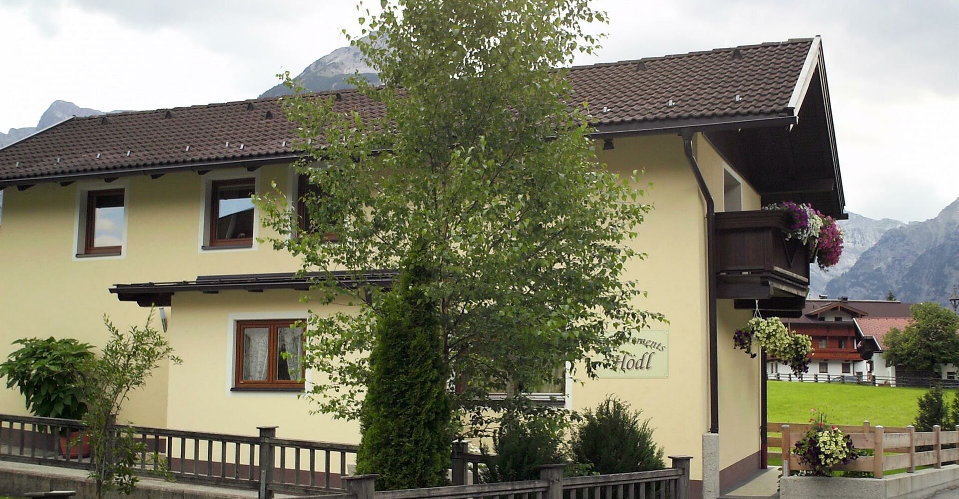 Hausansicht-Sommer-Apart-Hoedl.jpg