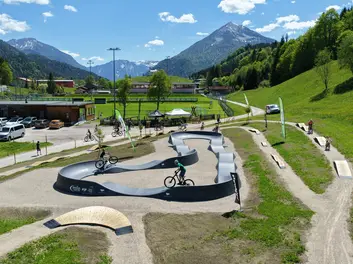 Kurven, Wellen, Action - Pumptrack entdecken